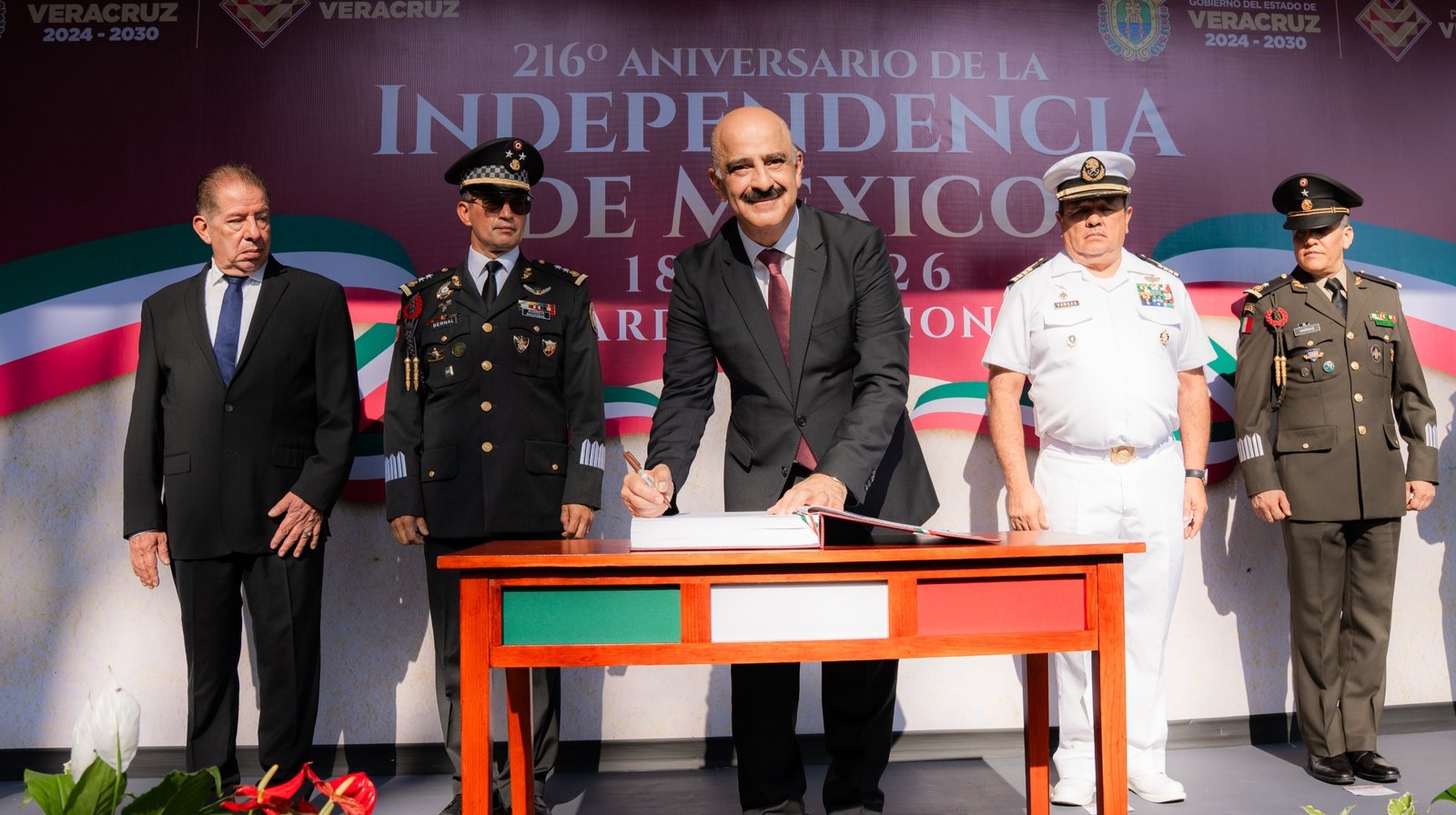 Gobierno de Veracruz realiza Guardias de Honor por el 216 aniversario del inicio de la Independencia de México