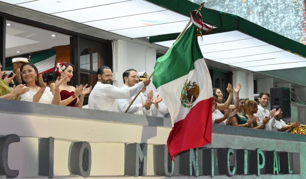 Celebran el Grito de la Independencia en el Palacio Municipal de Coatzacoalcos 