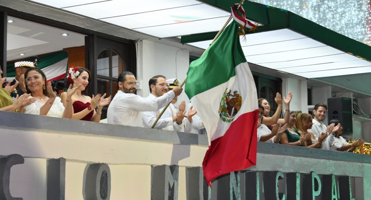 Celebran el Grito de la Independencia en el Palacio Municipal de Coatzacoalcos 