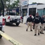Aparatoso choque en la Coatzacoalcos–Villahermosa: Destroza su auto contra la barra de contención y lo abandona
