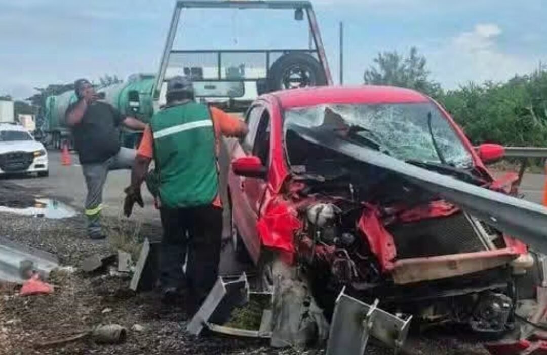 Aparatoso choque en la Coatzacoalcos–Villahermosa: Destroza su auto contra la barra de contención y lo abandona
