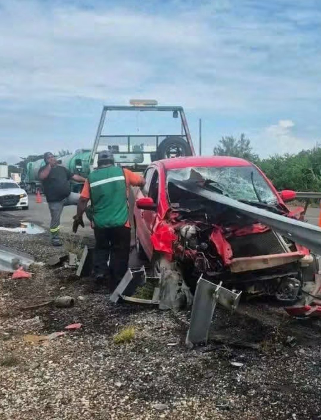 Aparatoso choque en la Coatzacoalcos–Villahermosa: Destroza su auto contra la barra de contención y lo abandona